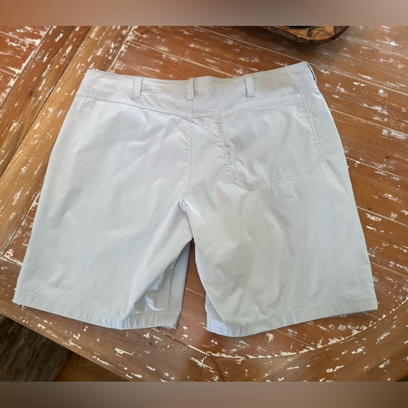 Under Armour Men’s Light Gray Flat Front Loose Fit Shorts Size 42 - Picture 6 of 7